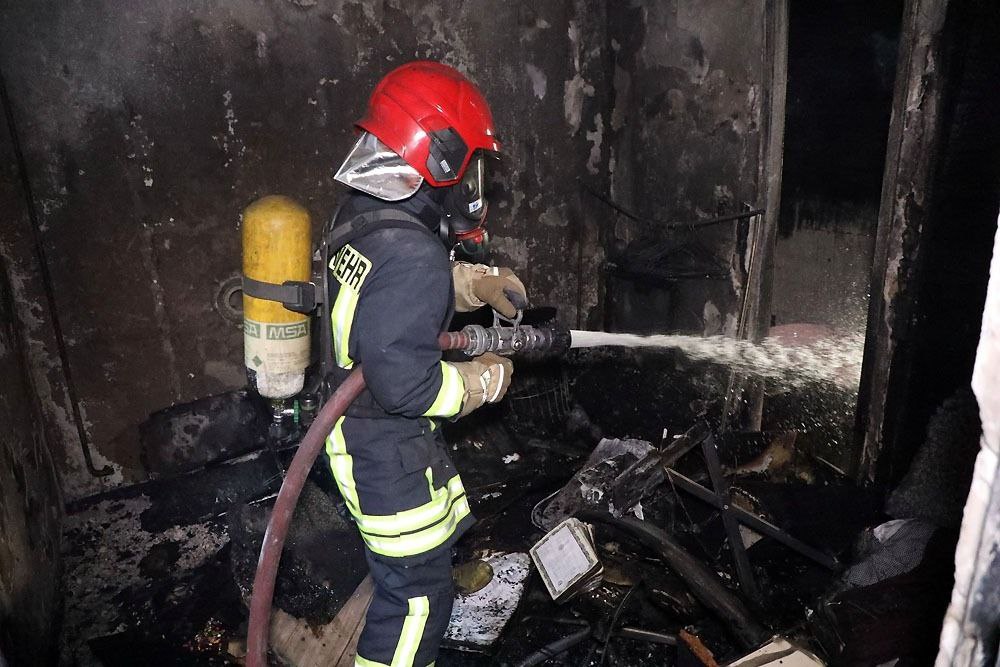 نجات دو ساکن یک آپارتمان از میان شعله های آتش