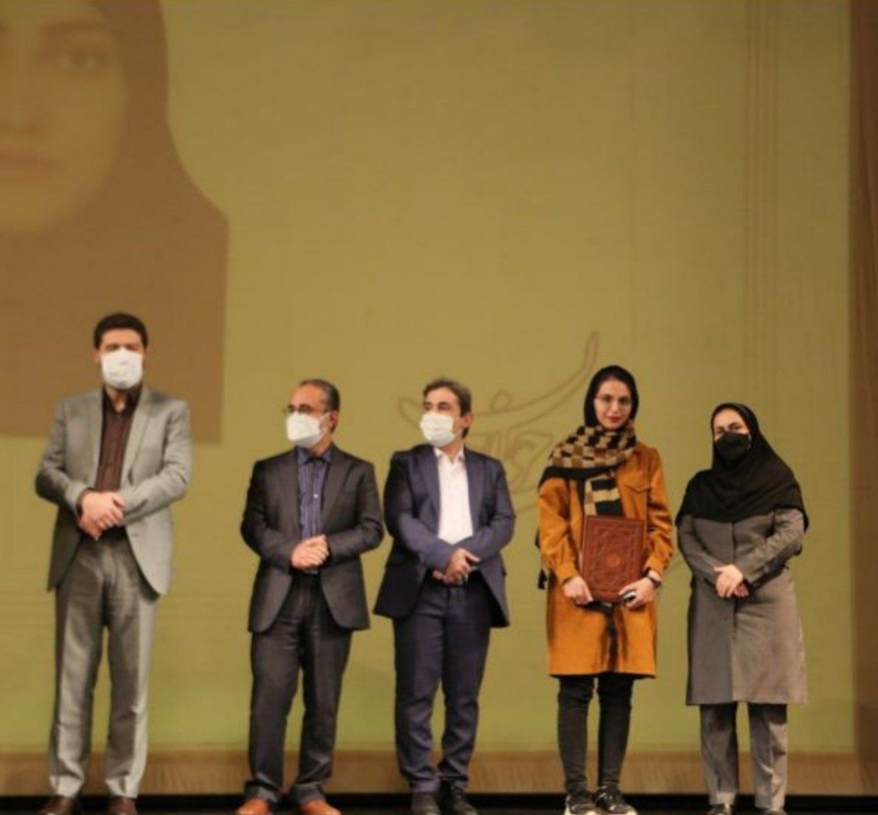 افتخار آفرینی بانوی نویسنده قوچانی در جشنواره کتاب سال جوانان