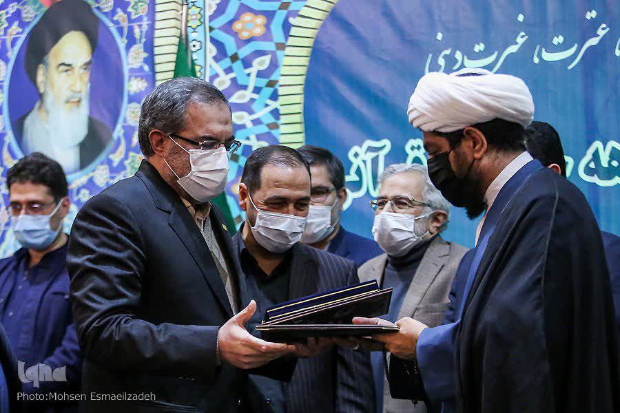 اعطای نشان وقف خدمت به استاد مجتبی سادات فاطمی