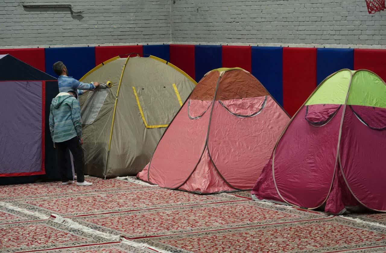 پذیرش شبانه ۵۰۰ نفر در مرکز اسکان اضطراری سالن چند منظوره وحدت